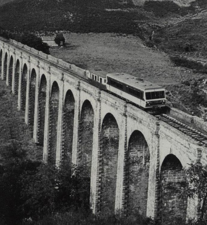 Automotrice X 5001 and its trailer on an impressive masonry viaduct of the central line (Photo M. DAHLSTROM - Collection Rail Magazine)