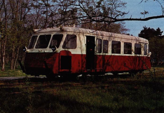 Billiard railcars (CFD) are still running on the lines leased from autun as draisines or on tourist railways.