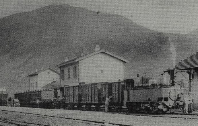 Connecting trains in Ponte-Leccia station. Mixed right for Ajaccio towed by a 031 Fives-Lille locomotive (Collection J.RENAUD)