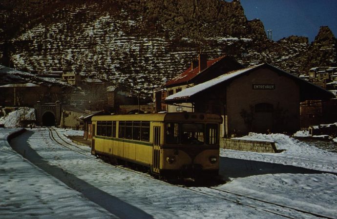 CPs under the snow. At Entrevaux, a SY in yellow livery ensuring a Digne-Nice relationship. December 1981 (Photo M. Dahlstrom Rail Magazine)