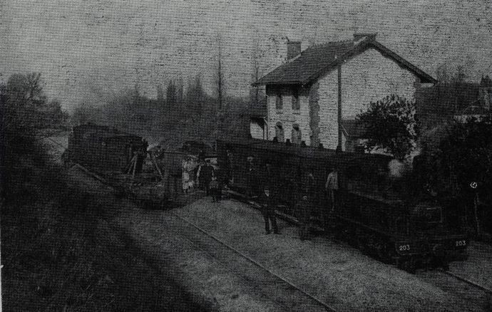 Crossing trains at Cressy-sur-Somme station. Locomotive no. 203. Notice at the end of the second train, the rolling crane and the Hf platform with a lookout supporting the crane boom. (Collection J. RENAUD)