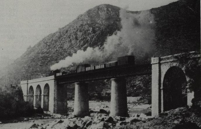 Freight train towed by a Mallet machine on a viaduct near Ponte-Nuovo. (Collection Vie du Rail)