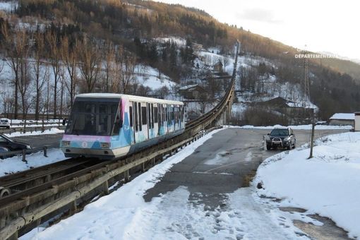 Funicular vehicle in Rainbow livery