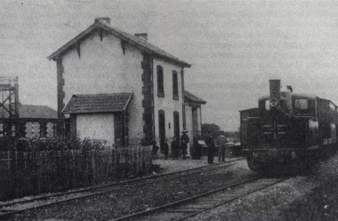 Locomotive 030 Saint-Léonard series 4-5 at Villeneuve-le-Comte station on the Lagny to Mortcert line