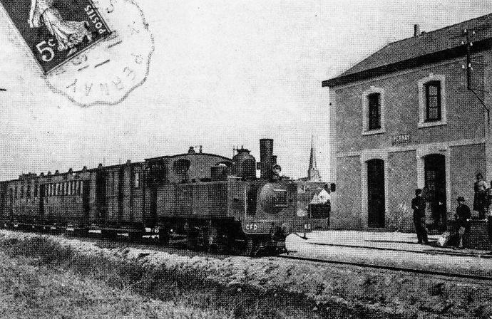 Locomotive 130 type Charente n° 65 at the head of a passenger train in Pernay station, on the line from Fondettes to Rilé-Hommes during its detachment on the North network of Indre-et-Loire