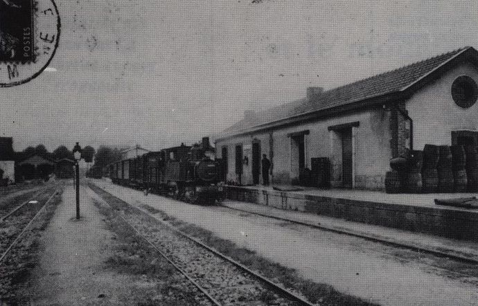 Mallet locomotive n° 43 towing a mixed train from Egreville