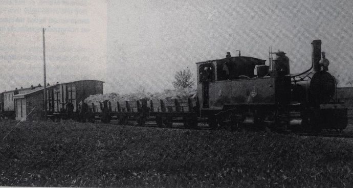 Mallet locomotive n° 44 at the head of a mixed train at Ceriseaux station, on the Seine-et-Marne line