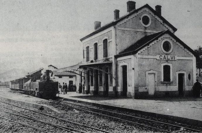 Mixed train entering Calvi station towed by locomotive 130 Fives-Lille n° 53 Mixed train entering Calvi station towed by locomotive 130 Fives-Lille n° 53