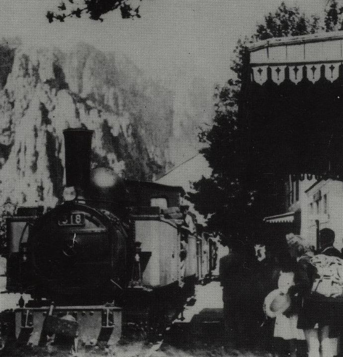 Mixed train towed in double traction by Mallet machines, including the 318 in a station on the line. (Collection Vie du Rail) Mixed train towed in double traction by Mallet machines, including the 318 in a station on the line. (Collection Vie du Rail)