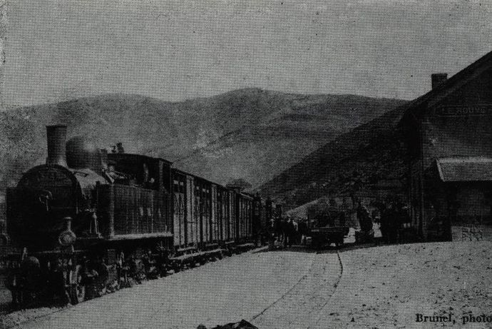 On the Lozère line, mixed train in Rove-Jalereste station towed by the Mallet 1.2 + 2 locomotive n° 324. (Collection J. RENAUD)