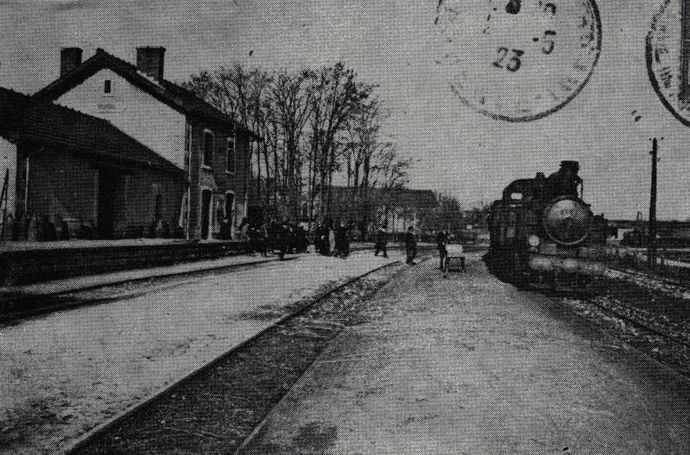 On the network of general interest of Charentes and Deux-Sèvres, train towed by the 130 Decauville n° 123 in Burie station. (Collection R. VERGER)