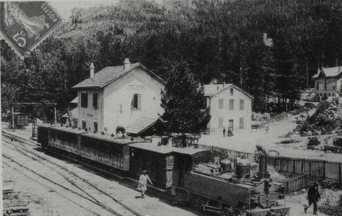 Passenger train at Vizzavona station towed by locomotive 031 Fives-Lille No. 40. The lampstand on the roof of the car can be seen lighting the lanterns before the 3,916 m tunnel crossing. (Collection J. RENAUD) Passenger train at Vizzavona station towed by locomotive 031 Fives-Lille No. 40. The lampstand on the roof of the car can be seen lighting the lanterns before the 3,916 m tunnel crossing. (Collection J. RENAUD)