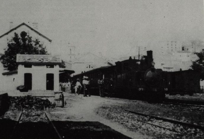 Passenger train in Calvi station, towed by locomotive 130 Fives-Lille n° 53. Note the corridor cars (Collection Vie du Rail)