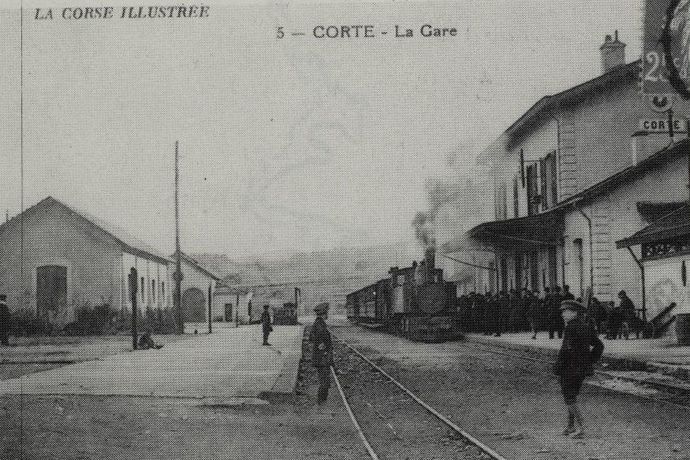 Passenger train in Corte station. On the left you can see the depot and the workshops (Collection J.RENAUD)