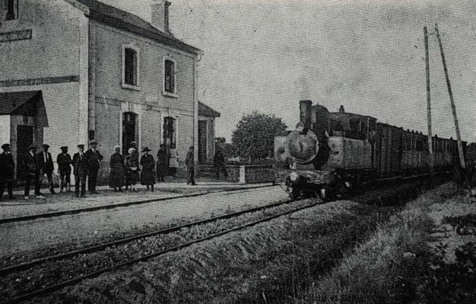 Passenger train, on the complementary line of the northern network of Indre-et-Loire, from Rillé-Hommes to Fondettes, pulled by locomotive 130 Saint-Léonard n° 86 entering Ambillou station. (Collection J. RENAUD)