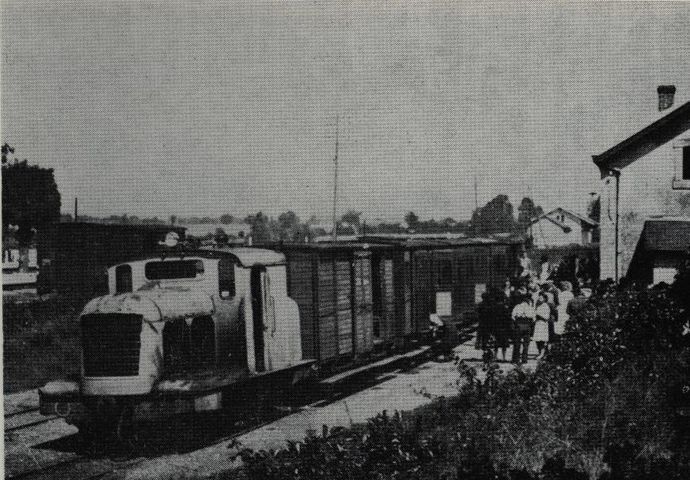 Passenger train to Château-la-Vallière (Indre-et-Loire Nord). Tractor C.F.D. n° 11. (Photo F. FONTAINE)