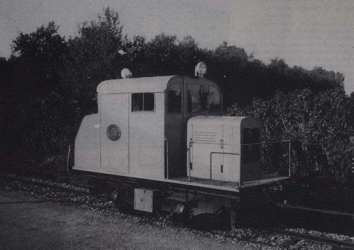 Prototype locotractor No. 11 of the Charentes, during its line tests. Here in Fontenay-Varaize station. (Collection J.-C. RIFFAUD)