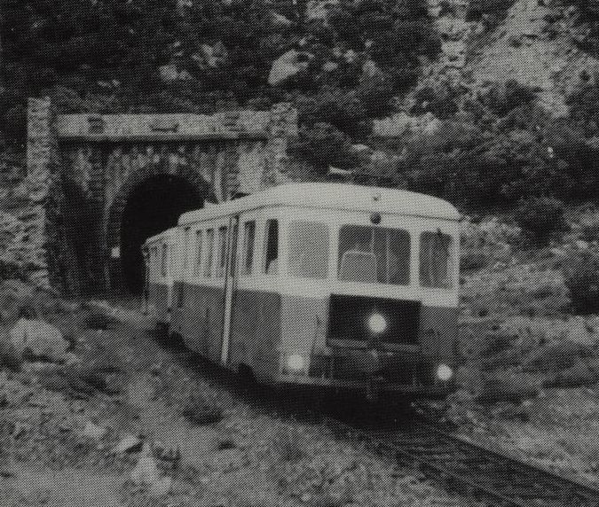 Railcar train leaving the southern entrance of the Vizzavona tunnel. Fast train pulled by the billiard car. (Photo C. SCHNABEL)