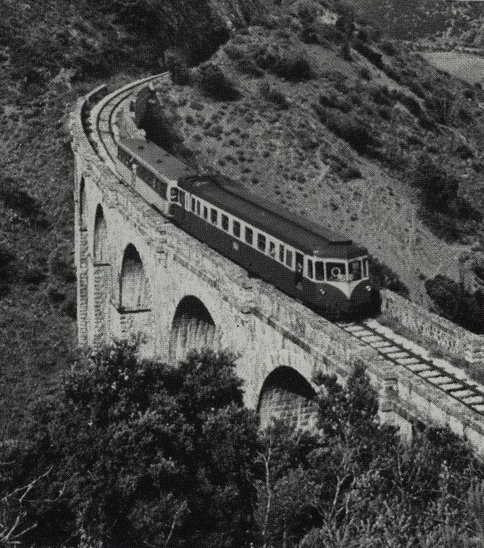 Renault Railcar No. 202 and high-capacity trailer R 104 on the curved Soveria viaduct (Cliche M. DAHLSTROM - Collection Rail Magazine)