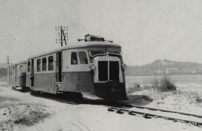 Self-propelled billiard car and its trailer on the beach near Calvi. (Photo B. ROZE).