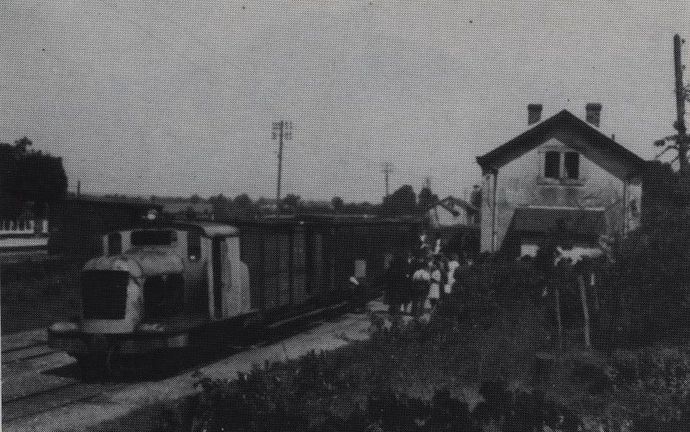 Special C.F.D. train towed by tractor No. 11 at Château-Lavallière station on the Nord D'Indre-et-Loire network (Photo F. FONTAINE)