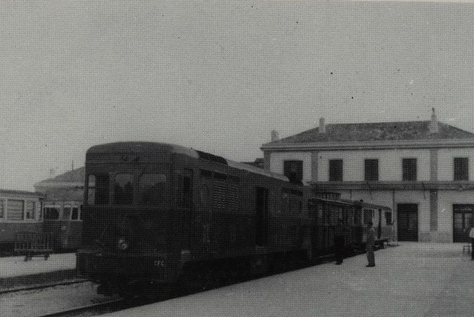 Special express train in Ajaccio station, towed by tractor no. 402. /Click B. ROZE)
