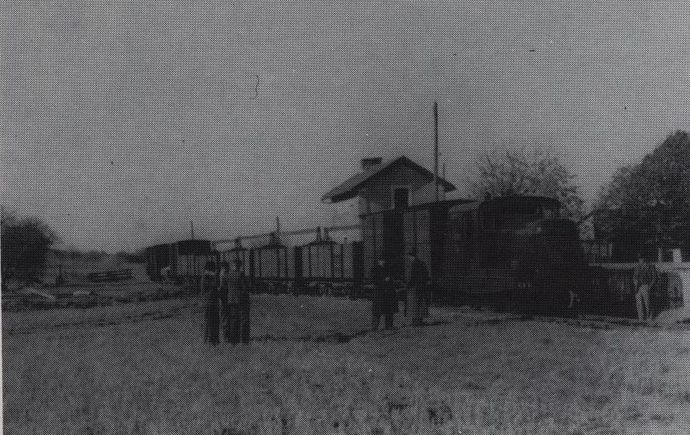 Test train of the tractor n° 12 on the C.F.D. line of the Yonne (Collection J.C. RIFFAUD)