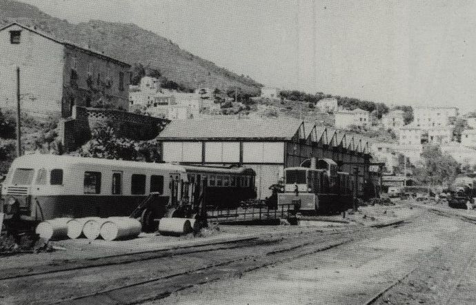The wagon workshops around 1971. From left to right, Billiard ex P.O.C. railcar, Renault railcar. (Photo C. SCHNABEL)