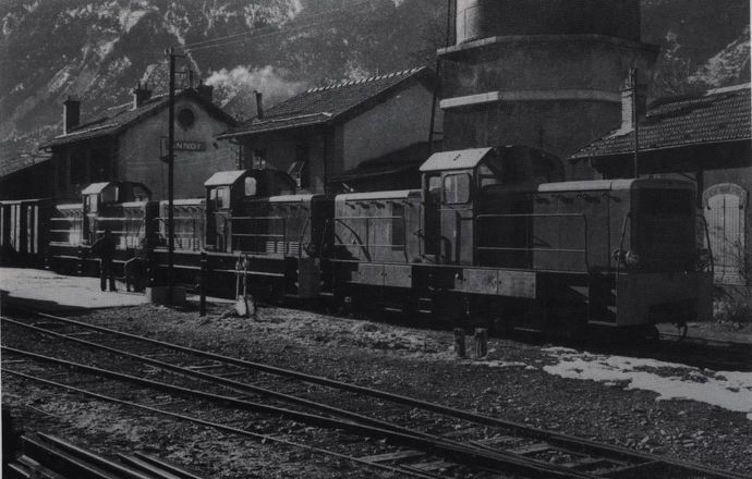 Tractor type BB 400 on the line from Nice to Digne. At the head, the 040-003 ex Vivarais, ballasted for the traffic on the P.C. (Photo J. BANAUDO)