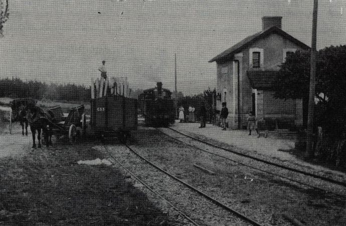 Train arriving at Chichée (Yonne) on the line from Laroche-Migennes to L'Isle-sur-Serein. (Collection J. RENAUD) Train arriving at Chichée (Yonne) on the line from Laroche-Migennes to L'Isle-sur-Serein. (Collection J. RENAUD)
