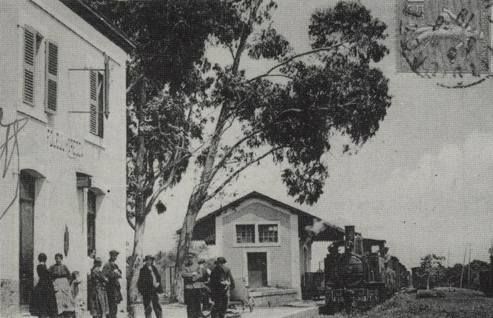 Train arriving at Folelli-Orezza towed by Mallet machine n° 302. (Collection J. RENAUD)