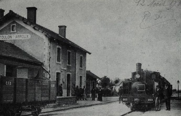 Train leaving for Etang at Toulon-sur-Arroux station. In the foreground, a dumper wagon with a Gf lookout. (Collection J. RENAUD)