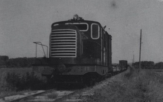 Transformed No. 12 tractor, towing a train shortly before Lacroche-Migennes (Photo P. LAURENT)