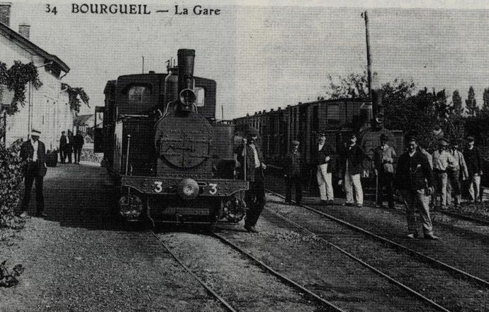Two views of the first line of the Company : Crowd in Bourgeuil station... (Collection J. RENAUD) Two views of the first line of the Company : Crowd in Bourgeuil station... (Collection J. RENAUD)